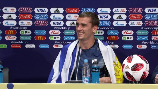 Griezmann se abraça em bandeira do Uruguai e dedica título a Diego Simeone