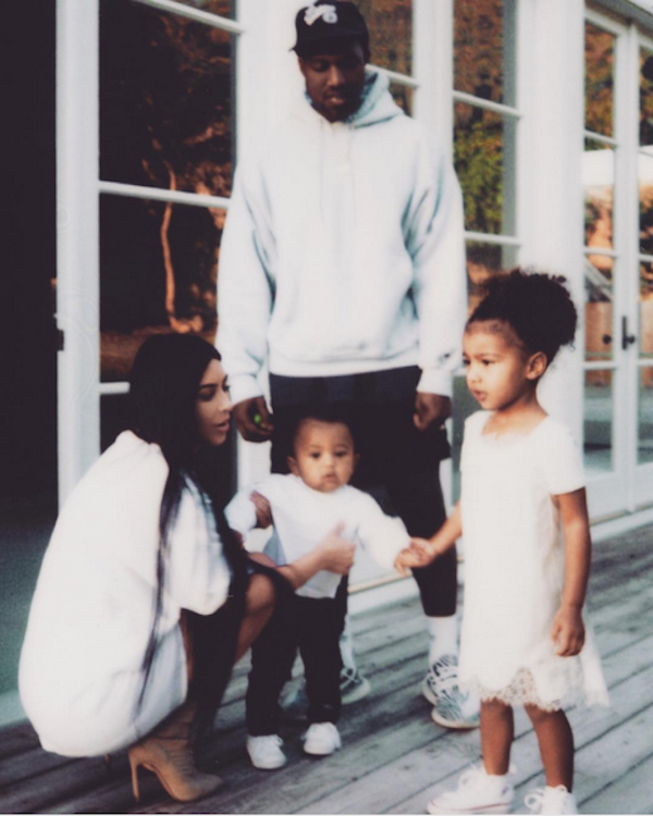 Kanye West, Kim Kardashian e seus dois filhos (Foto: Instagram)
