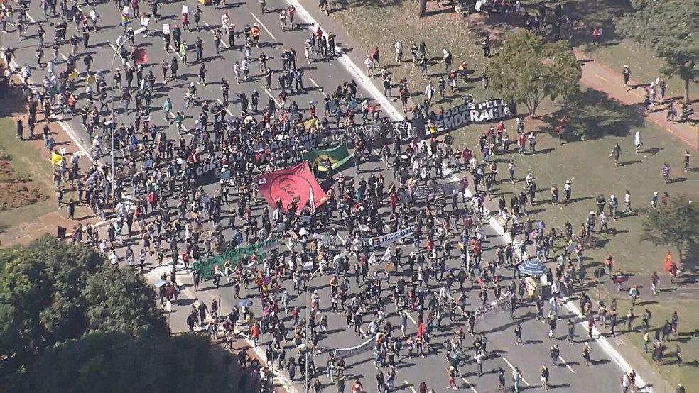 Imagem aérea mostra manifestação contra Bolsonaro neste domingo (7), em Brasília — Foto: TV Globo/Reprodução