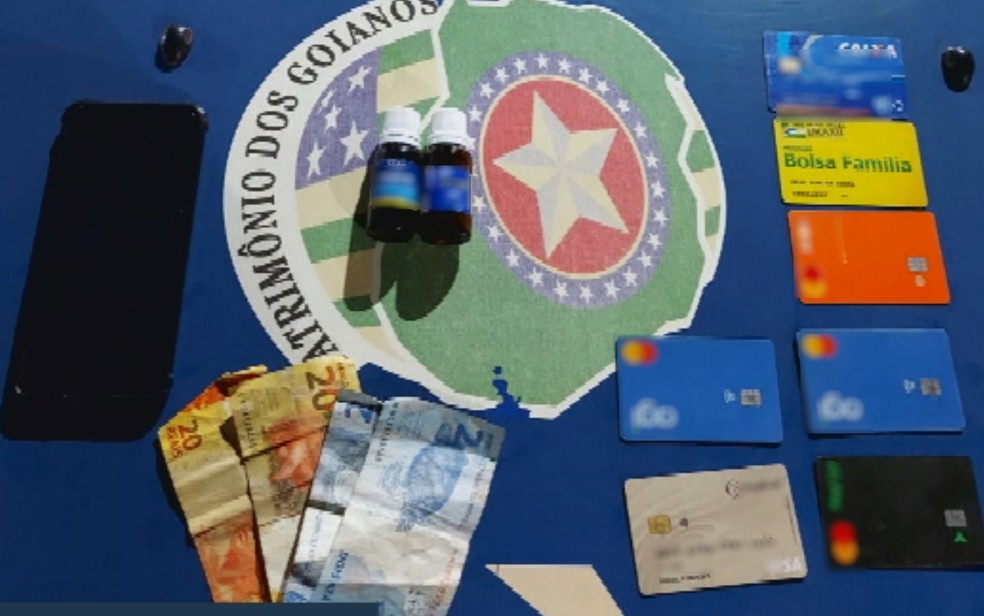 Mulher é presa por dopar e roubar homens após conhecê-los em bares de GO e do DF, diz polícia — Foto: Reprodução/TV Anhanguera
