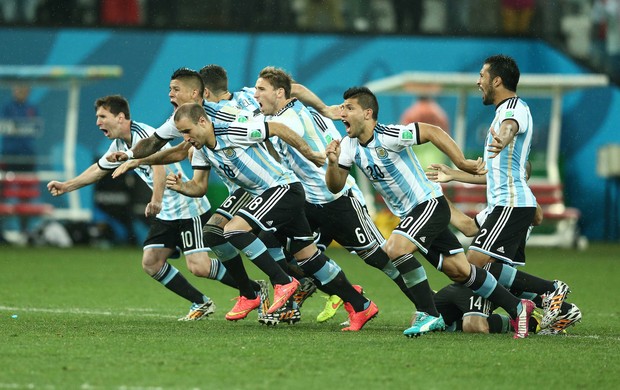 Jogadores da Argentina comemoram vitória sobre Holanda (Foto: Marcos Ribolli)