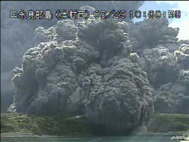 Vídeo da Agência Meteorológica do Japão mostra erupção do Monte Shindake (Foto: Agência Meteorológica do Japão / via Reuters)
