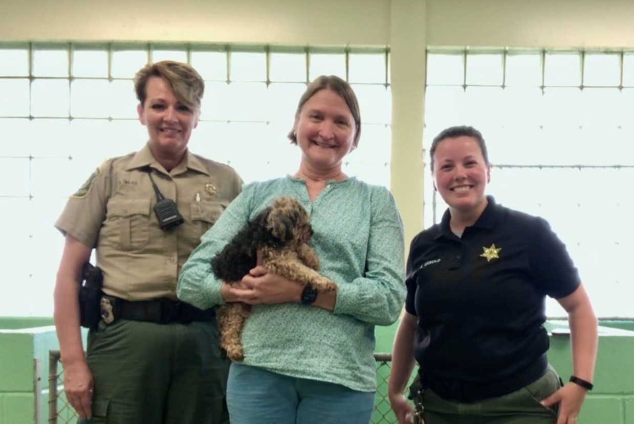 Mulher recupera cachorro (Foto: Reprodução/ Eaton County Animal Control )
