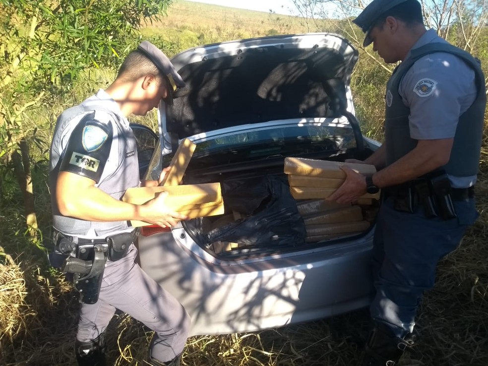 No carro, policiais encontraram 200 tabletes de maconha, que pesaram 300 quilos — Foto: Polícia Rodoviária/Divulgação