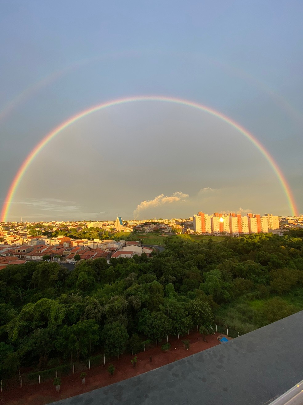 Moradora de Santa Bárbara d'Oeste registrou arco-íris duplo — Foto: Roseli Oliveira