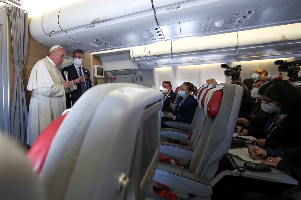 O Papa Francisco no voo que o levou do Iraque a Roma, em 8 de março de 2021 — Foto: Yara Nardi/Reuters