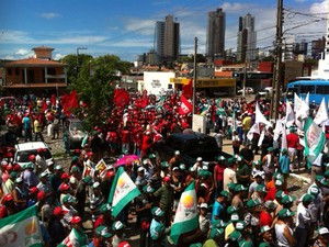 Manifestantes fecharam o cruzamento das avenidas Mor Gouveia e Jaguarari (Foto: Igor Jácome/G1)
