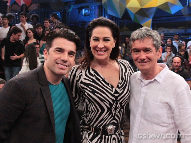 Claudia Raia posa para fotos com Jarbas Homem de Mello e Serginho (Foto: TV Globo/Altas Horas)
