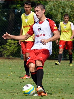 Xodó de Juvenal, garoto se inspira em Pirlo para deslanchar no São Paulo