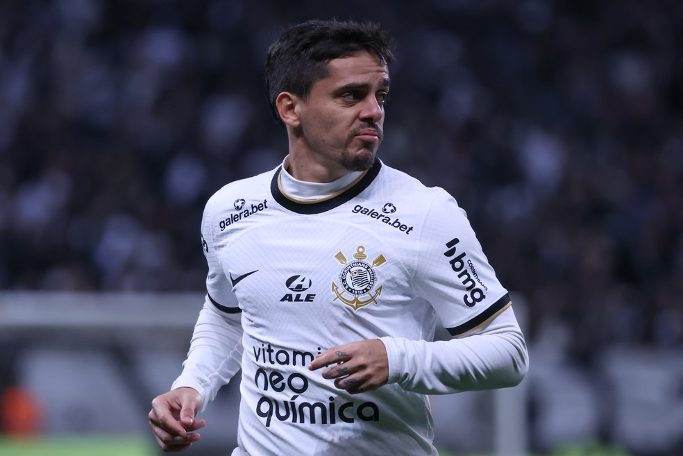 Fagner e Fábio Santos desfalcam o Corinthians contra o Coritiba; Piton é dúvida por lesão