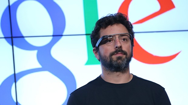 Sergey Brin usa o Google Glass durante uma apresentação da companhia (Foto: Getty Images)
