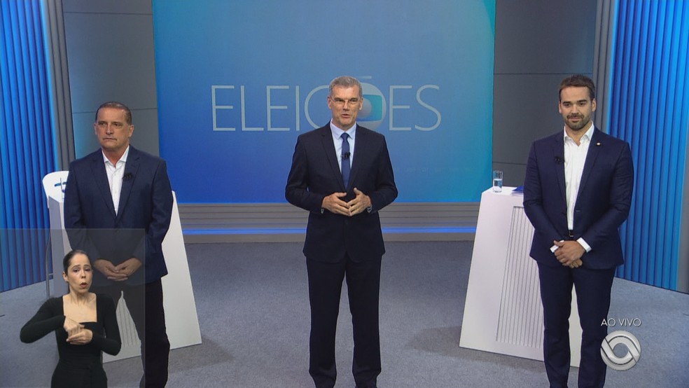 Jornalista Elói Zorzetto apresenta candidatos Onyx Lorenzoni (PL) e Eduardo Leite (PSDB) — Foto: Reprodução/RBS TV