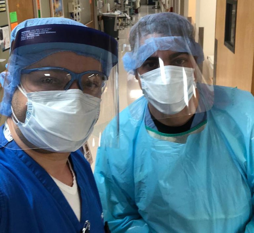 João Daniel Fontes (à direita) e um colega de trabalho no Montefiore Medical Center, em NY — Foto: Arquivo pessoal