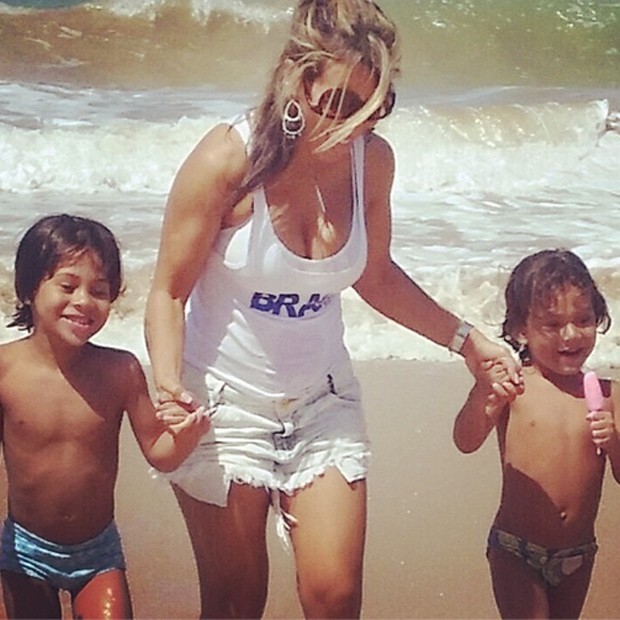 Esposa de Hulk com os filhos (Foto: Reprodução / Instagram)