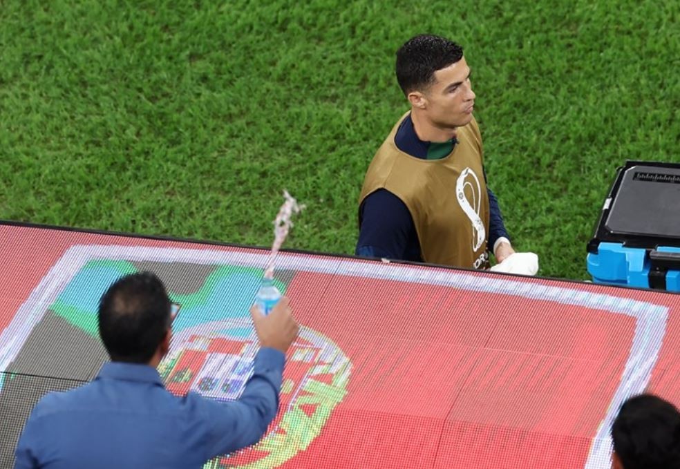 Torcedor tenta acerta água em Cristiano Ronaldo — Foto: Getty Images