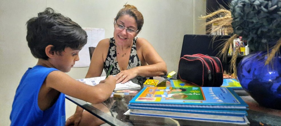 Wissilene Brandão e o filho, Eduardo Cesar Brandão, de sete anos, fizeram atividades propostas por escola durante pandemia. — Foto: Arquivo Pessoal
