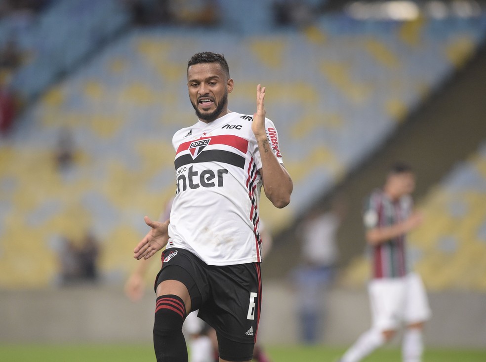 Reinaldo comemora gol do São Paulo contra o Fluminense — Foto: André Durão
