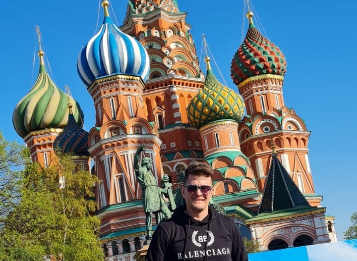 Preparador físico que vive na Rússia diz que não consegue enviar dinheiro para família no Brasil: 'Bloquearam cartões'