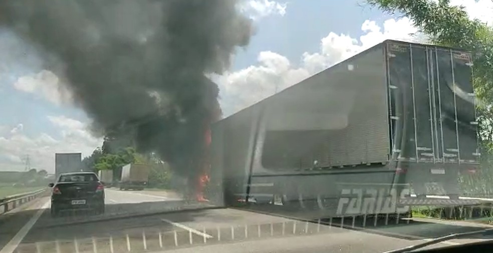 Caminhão baú pegou fogo na tarde desta quinta-feira (17) na Rodovia Castello Branco, em Boituva (SP) — Foto: Arquivo Pessoal