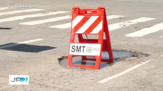 Buracos em rua mostrados pela TV Anhanguera so tampados pela prefeitura de Goinia