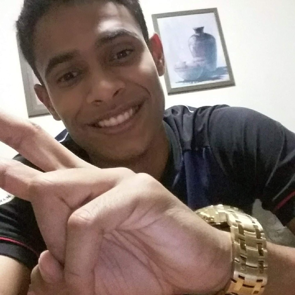 Matheus Augusto Lobo, de 23 anos, não tinha doença prévia e morreu com coronavírus  — Foto: Erberte Lobo/Arquivo pessoal