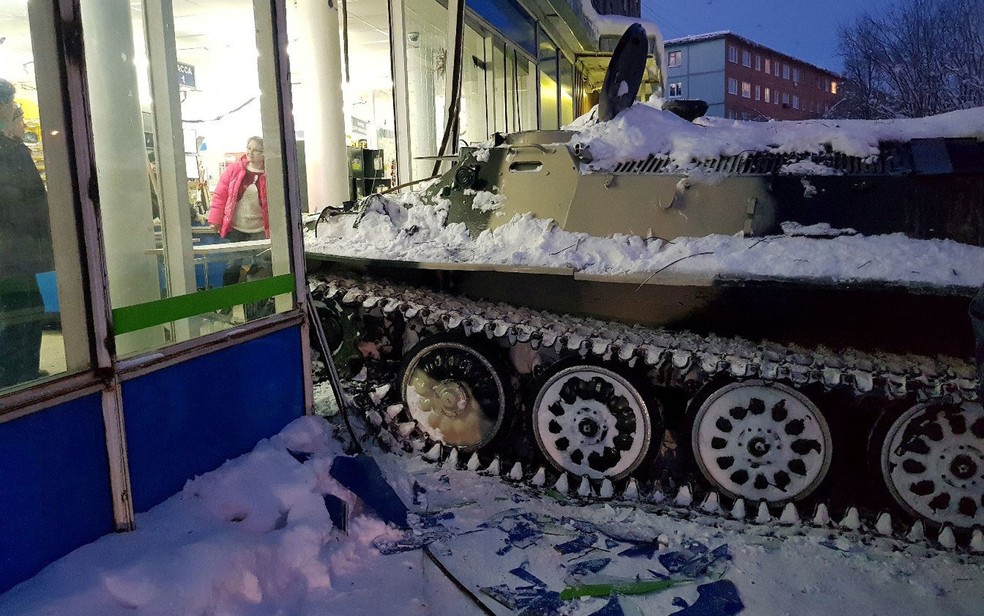 O tanque usado para quebrar a vitrine (Foto: Reuters/Albert Borkin)