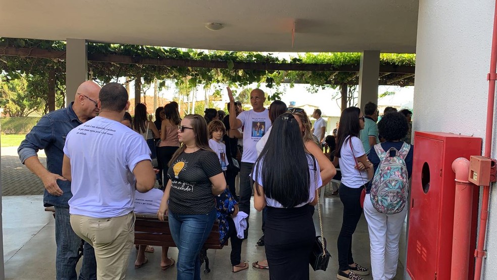 Familiares e amigos da modelo alagoana morta em acidente em SC se reuniram para a última homenagem antes do sepultamento — Foto: Ragi Torres/TV Gazeta