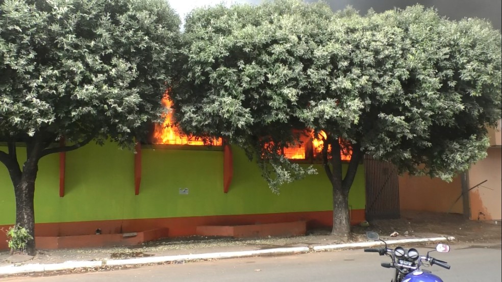 Incêndio em loja de roupas em Sorriso (MT) — Foto: Alexandre Perassoli/TVCA