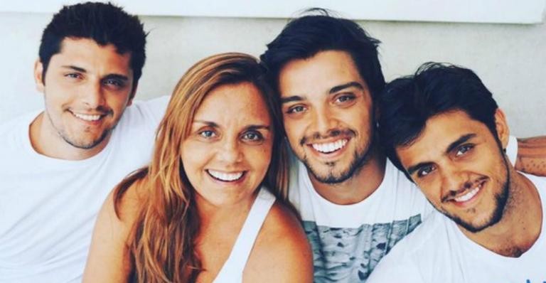 Bruno Gissoni, Rodrigo Simas e Felipe Simas com a mãe, Ana Sang (Foto: Reprodução/Instagram)