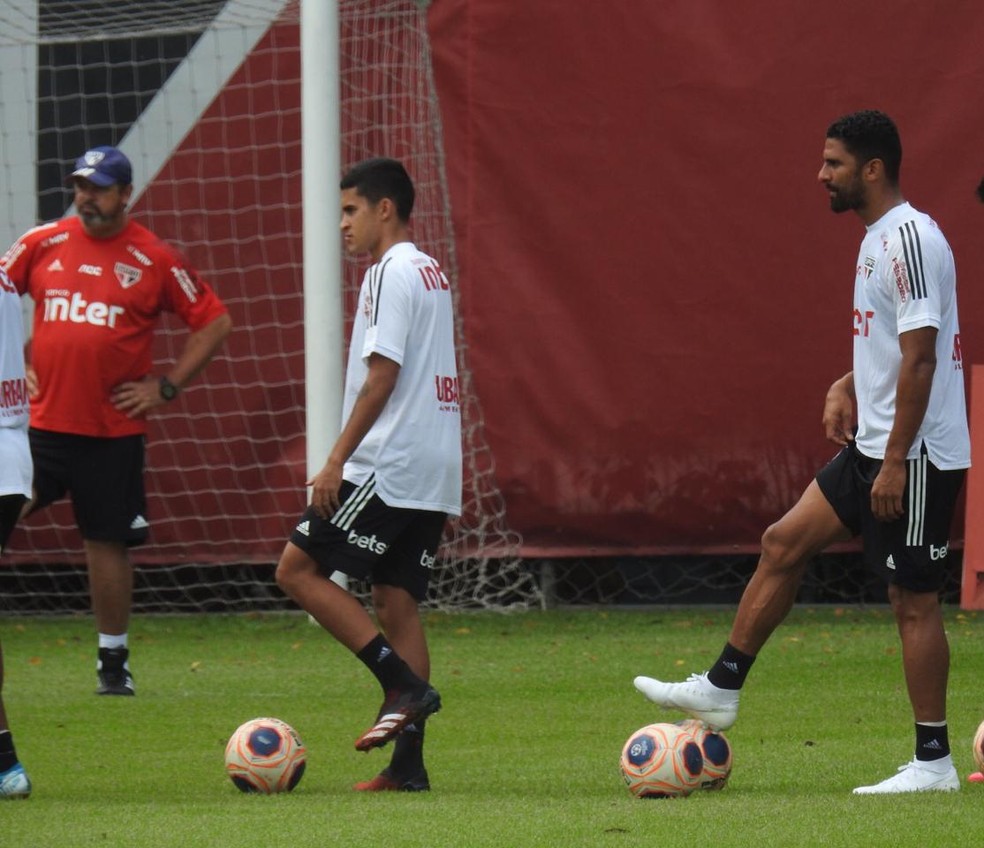 Rodrigo Nestor ao lado de  Tréllez no treino do São Paulo — Foto: Marcelo Hazan