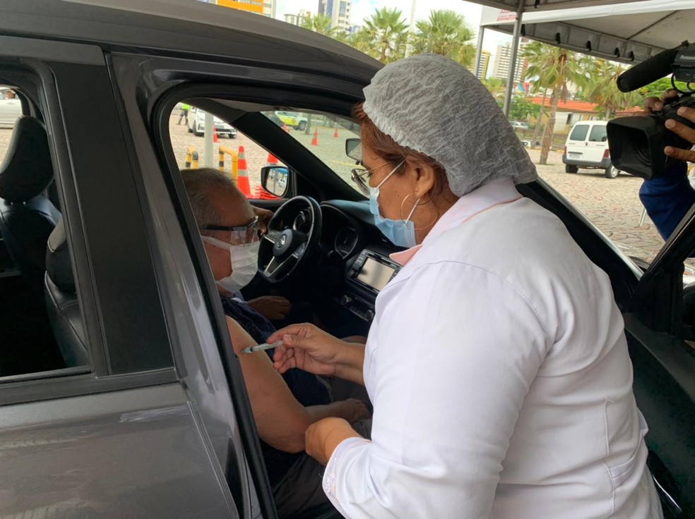 Natal começa a aplicar terceira dose de vacina em idosos acima de 80 anos neste sábado (2) — Foto: Anna Alyne Cunha/Inter TV Cabugi