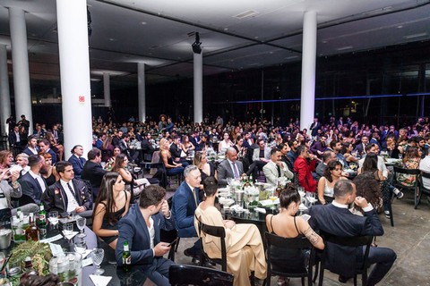 Os convidados curtem a premiação  no pavilhão da Bienal, em São Paulo (Foto: David Mazzo)