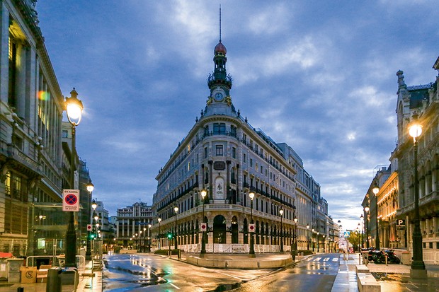 Madri, 7 de abril de 2020 Edifício do Banco Espanhol de Crédito, também chamado Palácio  de la Equitativa, na Calle de Alcalá, centro da cidade (Foto: Foto Sattva Orasi)