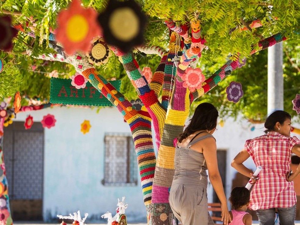 Grupo de artesãs que recebeu minishow de Marisa Monte é conhecido por ter realizado ação, em 2013, que cobriu árvores com crochê — Foto: Foto: Fabiane de Paula/SVM