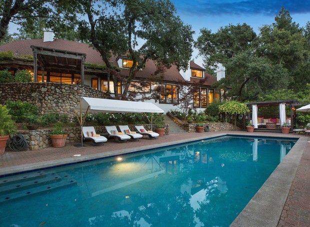 A piscina leva estilo das casas de campo da Toscana. Propriedade de Robert Redford à venda na Califórnia (Foto: Reprodução/Dwell )