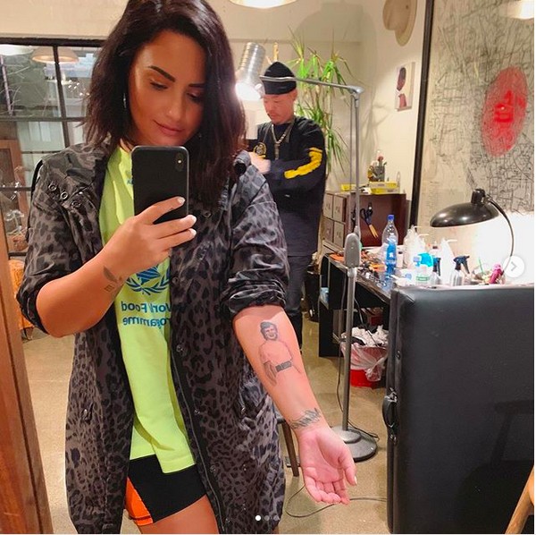 Demi Lovato mostrando a nova tatuagem dela, inspirada em uma foto da avó aos 26 anos (Foto: Instagram)