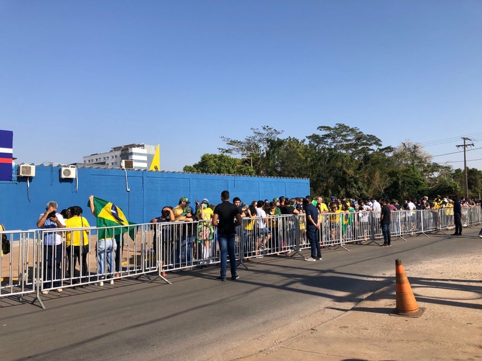 Apoiadores esperavam do lado de fora do Aeroporto Marechal Rondon — Foto: Eunice Ramos/TVCA