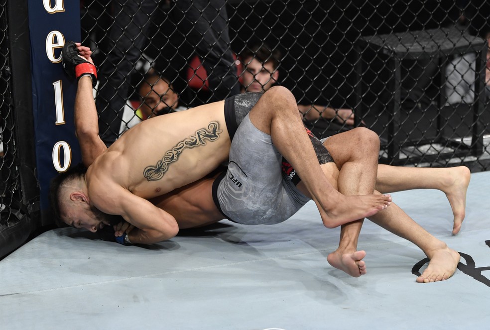 Alex Perez encaixa o katagatame e finaliza Jordan Espinosa no UFC Raleigh — Foto: Getty Images