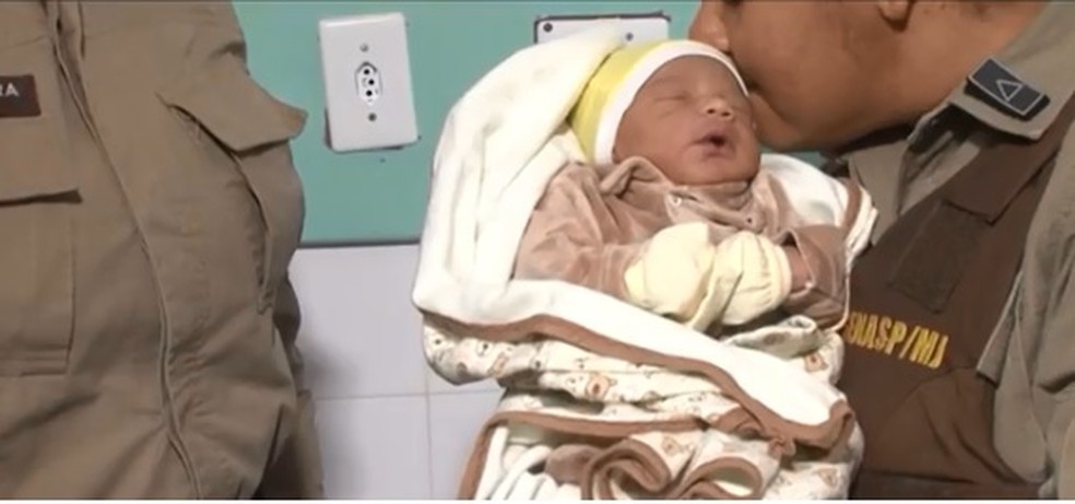 Kaleb nasceu com pouco mais de 3kg e está no hospital, com a mãe. Os dois passam bem (Foto: Reprodução/ TV Subaé)