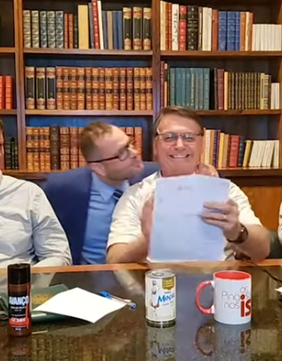 Jorge Seif beija Bolsonaro durante live — Foto: Reprodução/Youtube