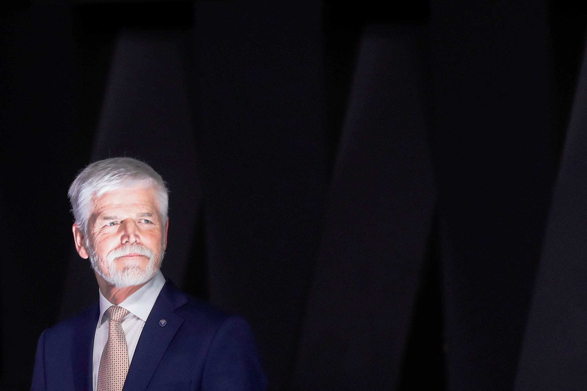 Ex-general vence bilionário na disputa pela presidência da República Tcheca
