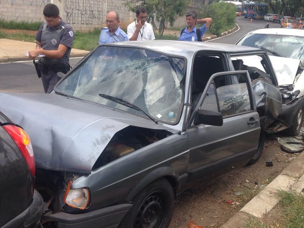 Veículos ficaram enfileirados após acidente (Foto: Vanderlei Duarte/EPTV)
