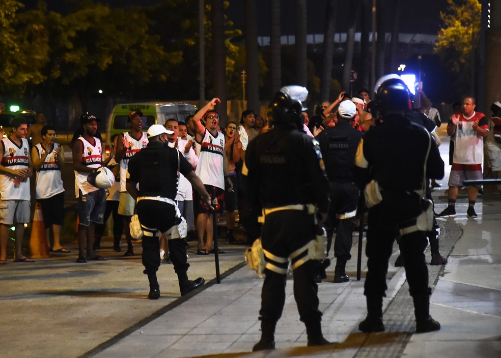 Torcedores do Flamengo protestam no Maracanã após eliminação para o Racing — Foto: André Durão / ge