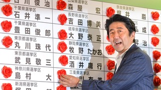 Shinzo Abe, do Partido Liberal Democrático (LDP), comemora vitória retumbante nas eleições para a Câmara Alta — Foto: KAZUHIRO NOGI / AFP 
