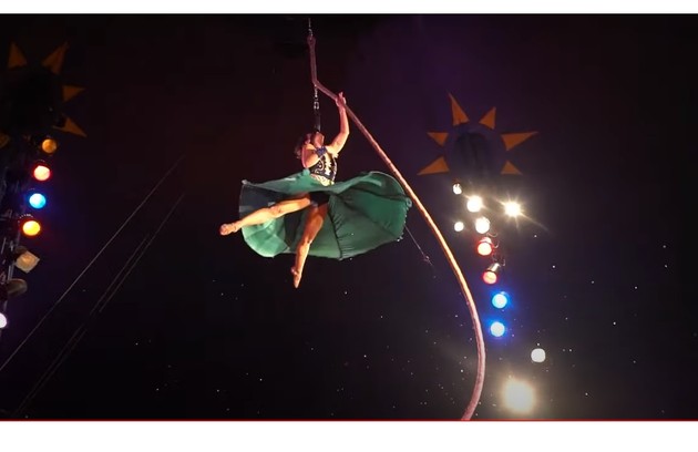 Luciana Lima é bailarina e mostra sua habilidade também como acrobata (Foto: Reprodução/Youtube)