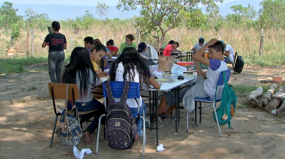Não há espaço para todos os alunos na unidade escolar (Foto: TVCA/ Reprodução)