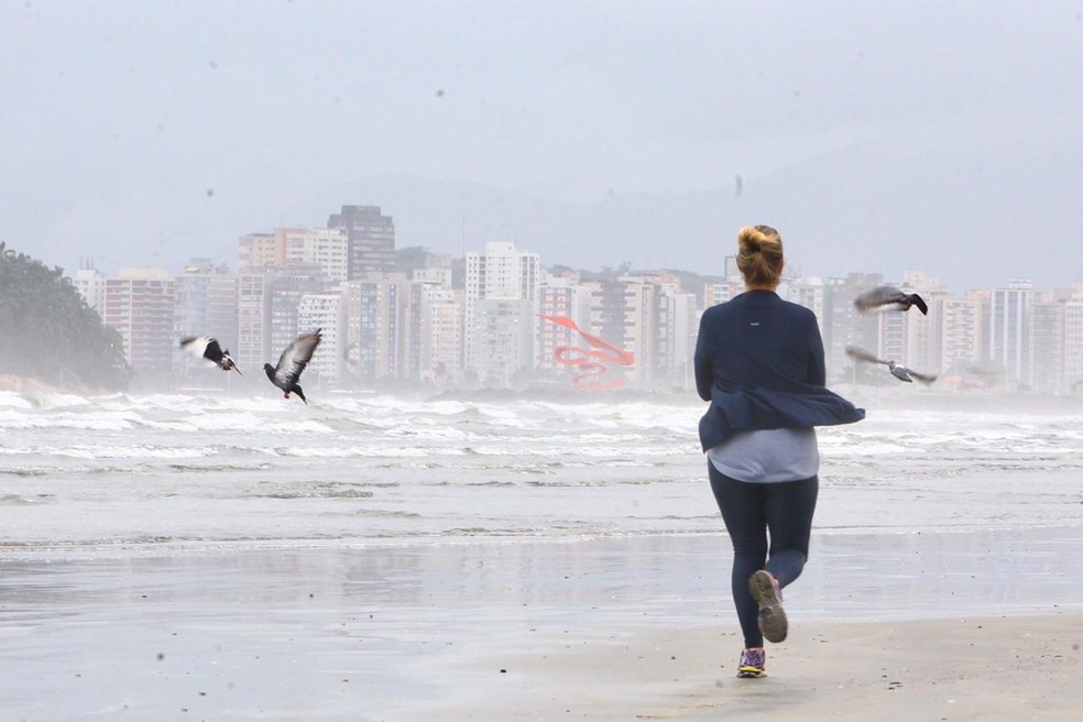 Prefeito anuncia que esportes individuais poder&atilde;o ser praticados sem restri&ccedil;&atilde;o da hor&aacute;rios nas praias de Santos, SP &mdash; Foto: Vanessa Rodrigues/A Tribuna Jornal