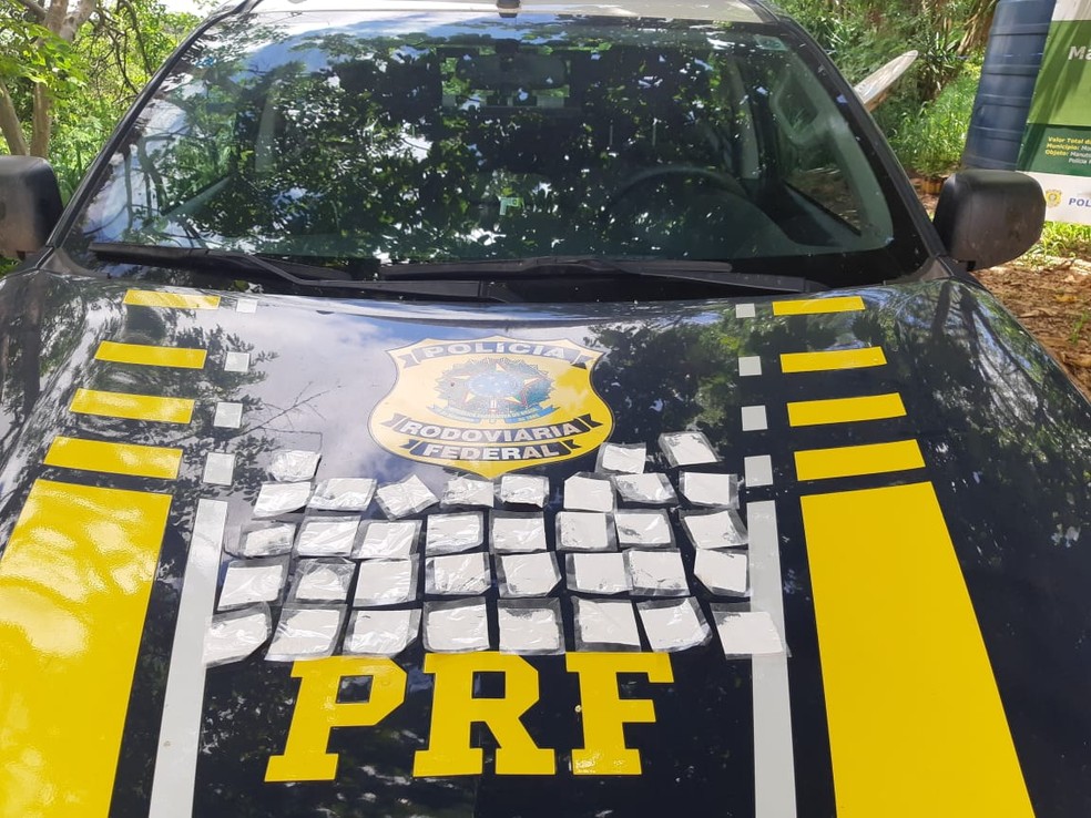 PRF apreendeu 35 papelotes de cocaína na cabine da carreta — Foto: Polícia Rodoviária Federal/Divulgação
