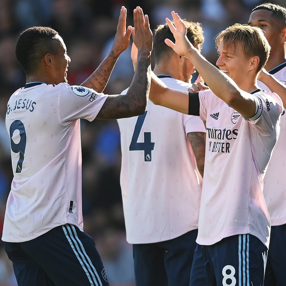 Gabriel Jesus e Odegaard comemoram em Arsenal x Bournemouth  Foto: Arsenal