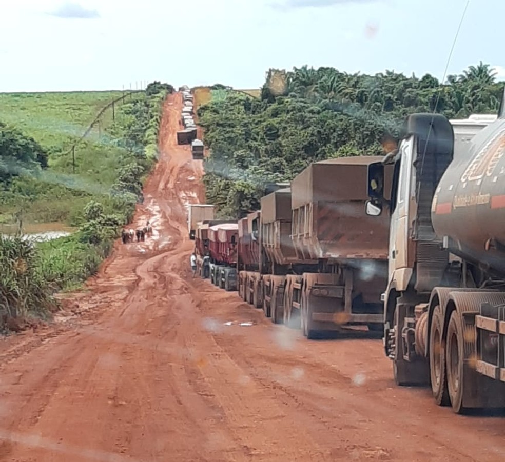 Fila de caminhões na BR-158 — Foto: Divulgação
